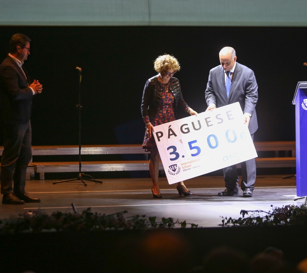 La asociación ARGAR recibe el donativo recaudado en el V Festival de Primavera del Colegio Internacional SEK