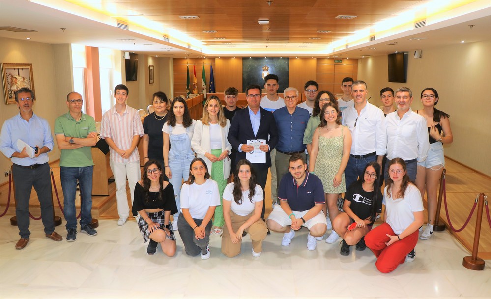 Francisco Góngora recibe a un grupo de alumnos y docentes de Guimaraes en el marco del proyecto Erasmus+ del IES Murgi