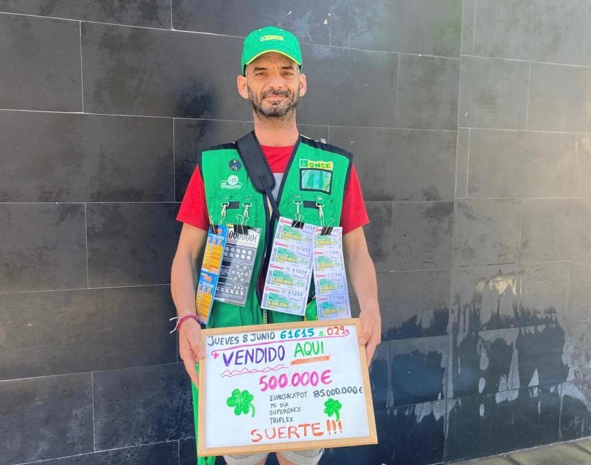 Un vecino de El Ejido pide a su vendedor de la ONCE "uno que salga” y se lleva medio millón de euros