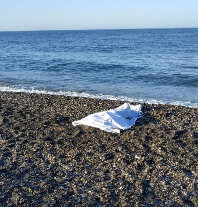 Dos inmigrantes fallecidos al tratar de llegar a la costa de Adra en patera