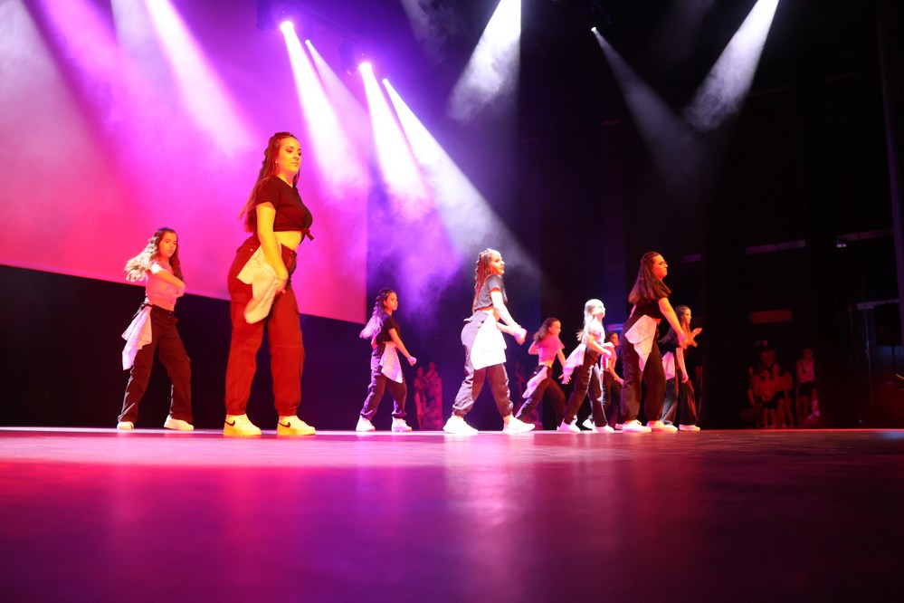 El XII Festival ‘Más que Danza’ une solidaridad y baile a favor de la Asociación Vivir