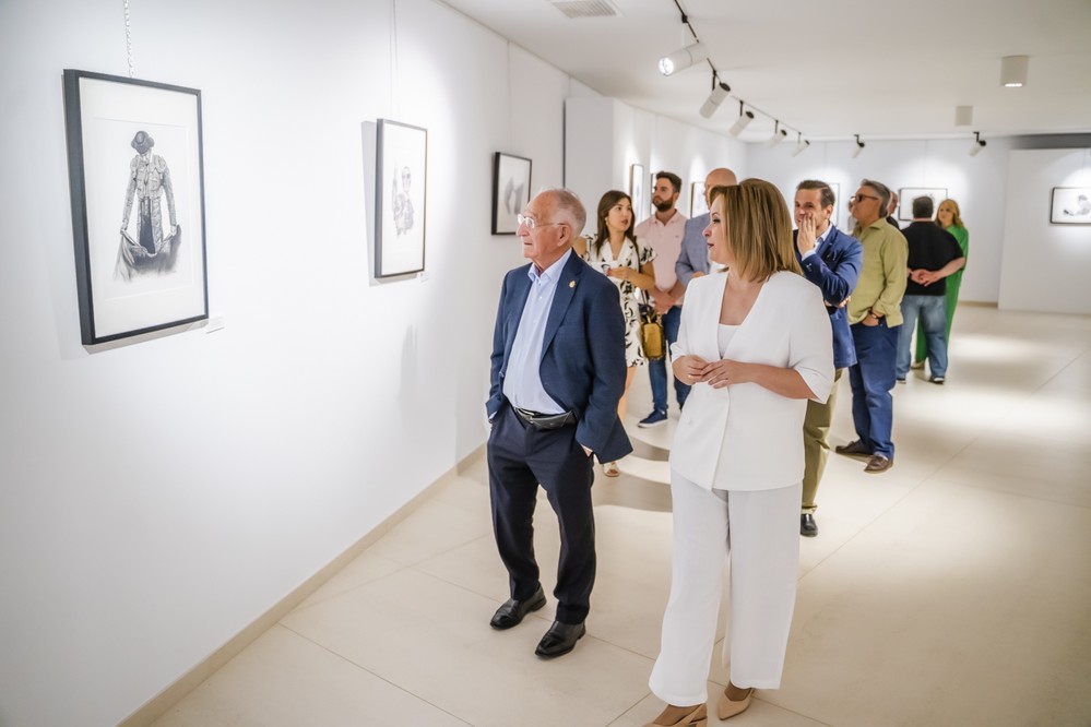 El Museo Taurino de Roquetas acoge la exposición ‘Entre capotes y alamares’ de María José Pastor