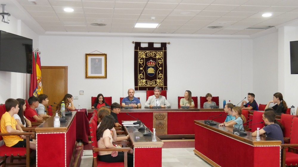 Manuel Cortés recibe en el Ayuntamiento de Adra al alumnado de 6º de Primaria del CEIP Abdera