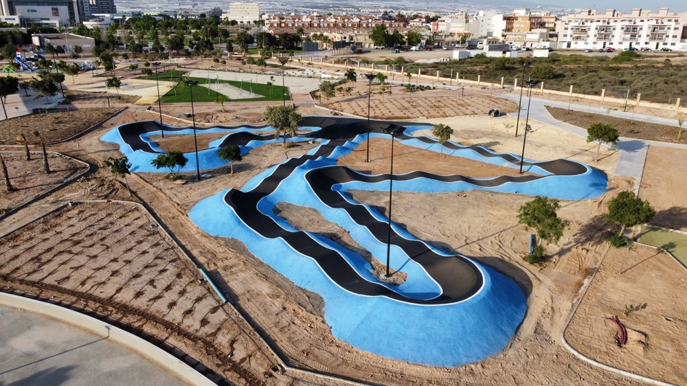 El circuito de Pump Track del ‘Parque de las Familias’ de El Ejido será el más grande de Andalucía y podrá acoger competiciones federadas de BMX