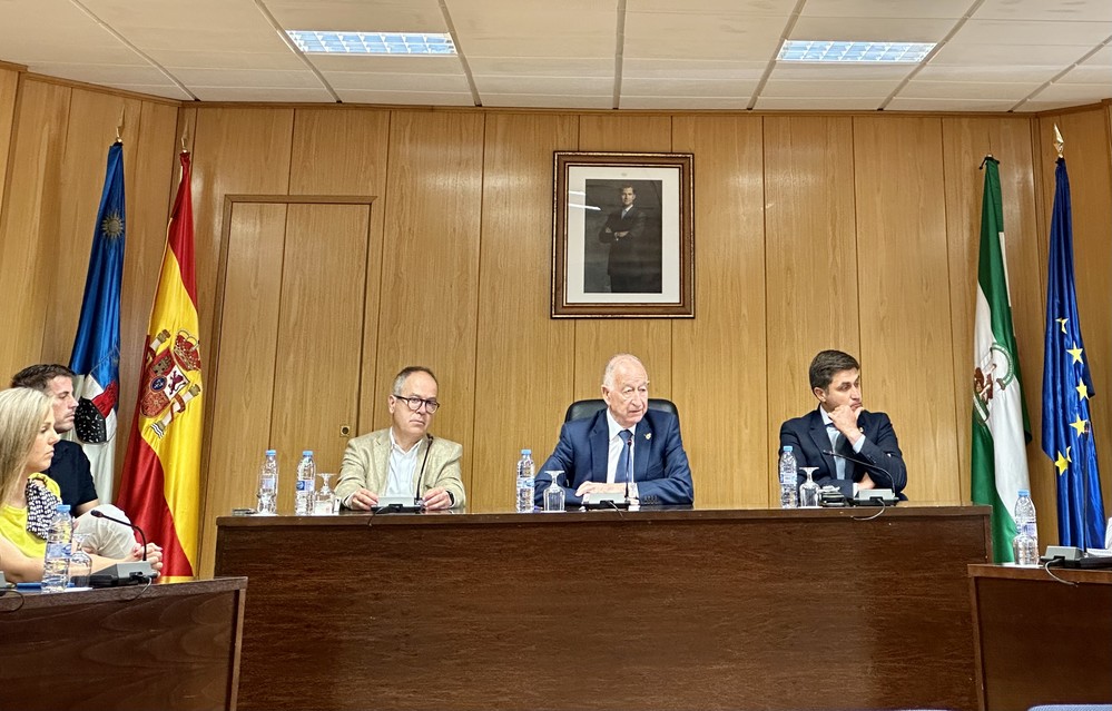 Amat agradece en el último pleno de legislatura a los trabajadores municipales el trabajo de estos años