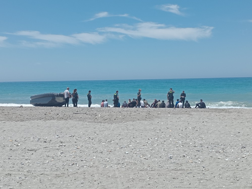 La Guardia Civil detiene al patrón de una patera interceptada entre Balerma y Guardias Viejas