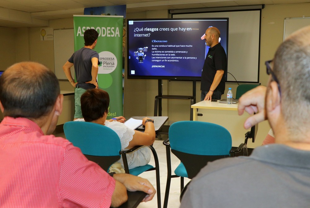 Servicios Sociales colabora con Asprodesa en el desarrollo de un curso sobre ‘Seguridad Informática y Redes Sociales’