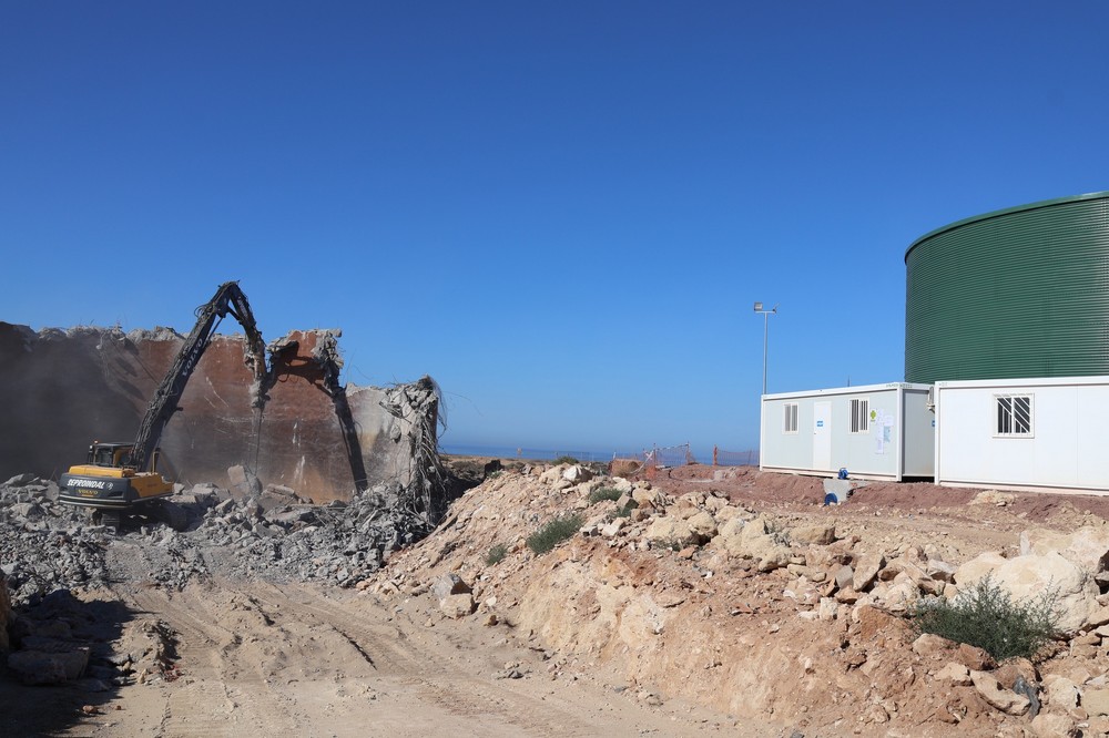 El Ayuntamiento lleva a cabo la demolición del antiguo depósito de agua potable de Almerimar y la construcción de uno nuevo