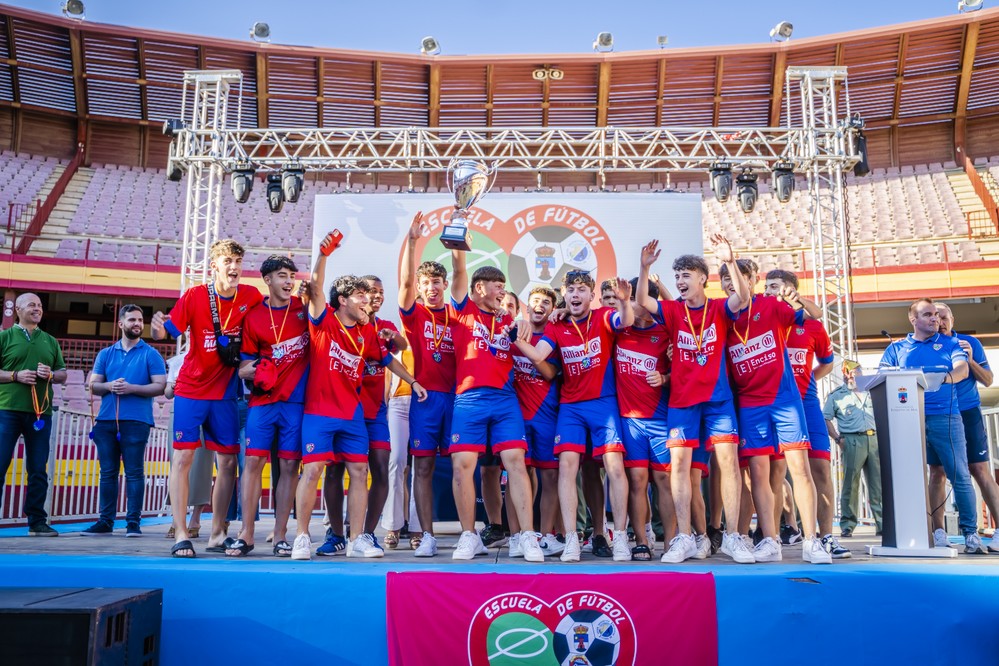 Más de 800 alumnos de la Escuela Municipal de Fútbol de Roquetas de Mar despiden la temporada 2022/2023