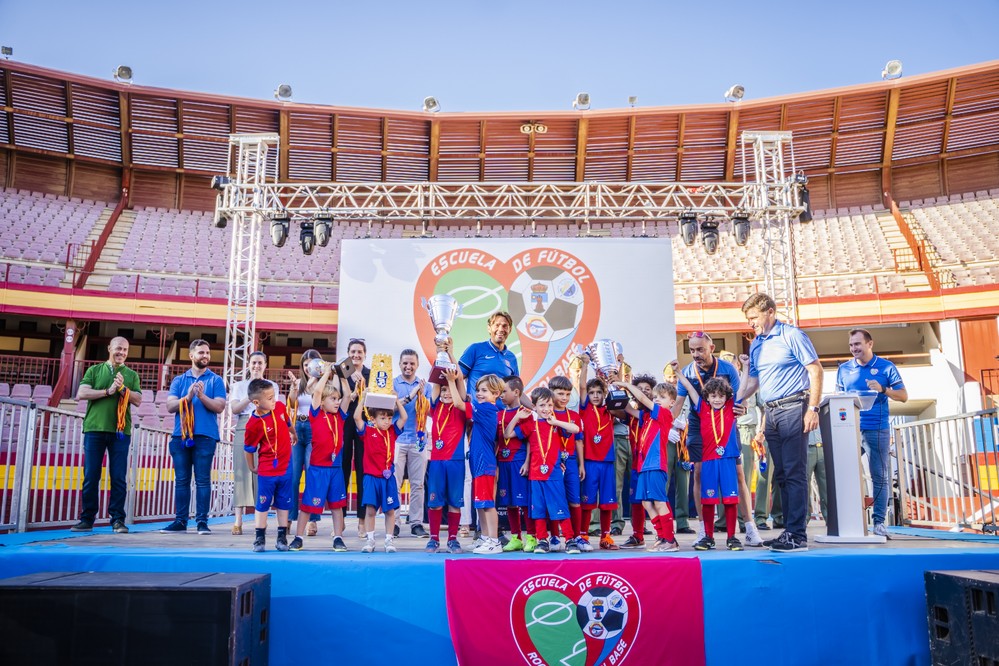 Más de 800 alumnos de la Escuela Municipal de Fútbol de Roquetas de Mar despiden la temporada 2022/2023