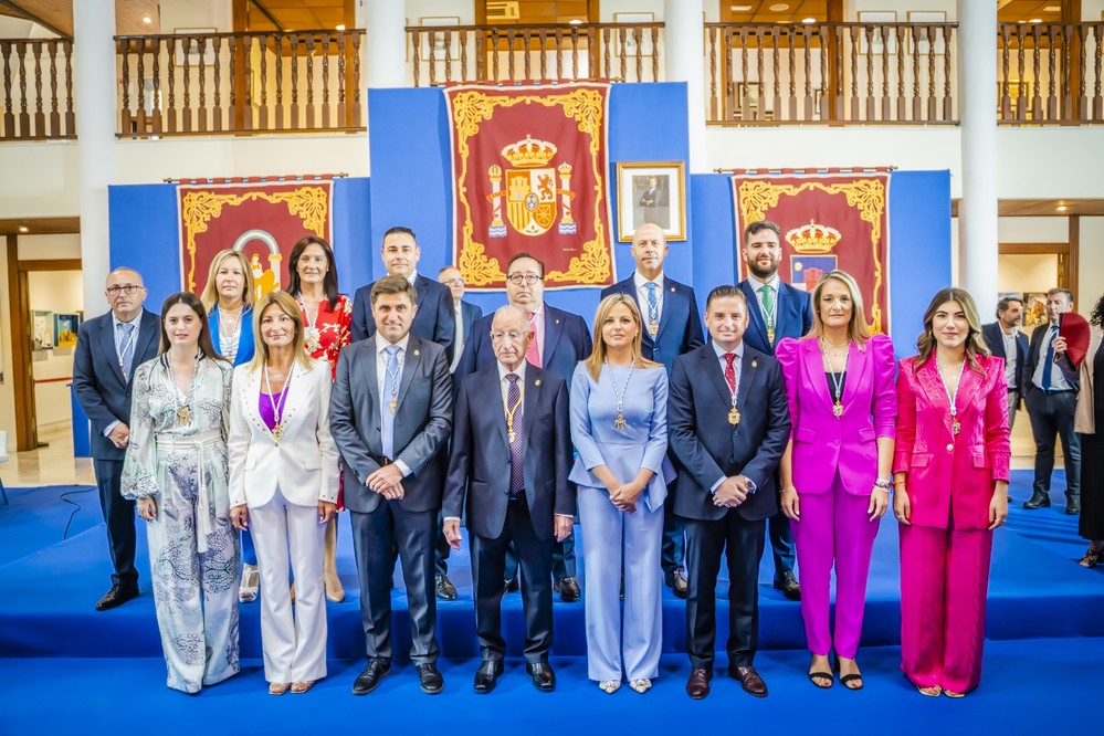 Gabriel Amat Ayllón recibe por octava vez el bastón de mando que lo convierte en alcalde de Roquetas de Mar