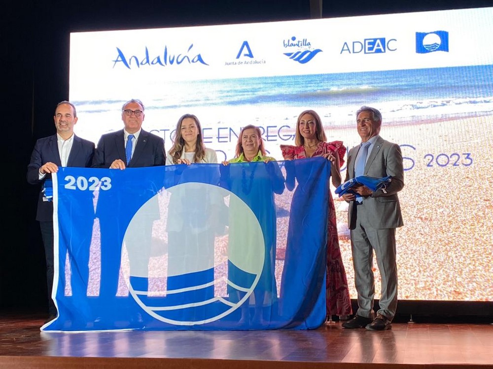 El Ejido recoge las cuatro Banderas Azules que certifican la calidad, seguridad y sostenibilidad de sus playas
