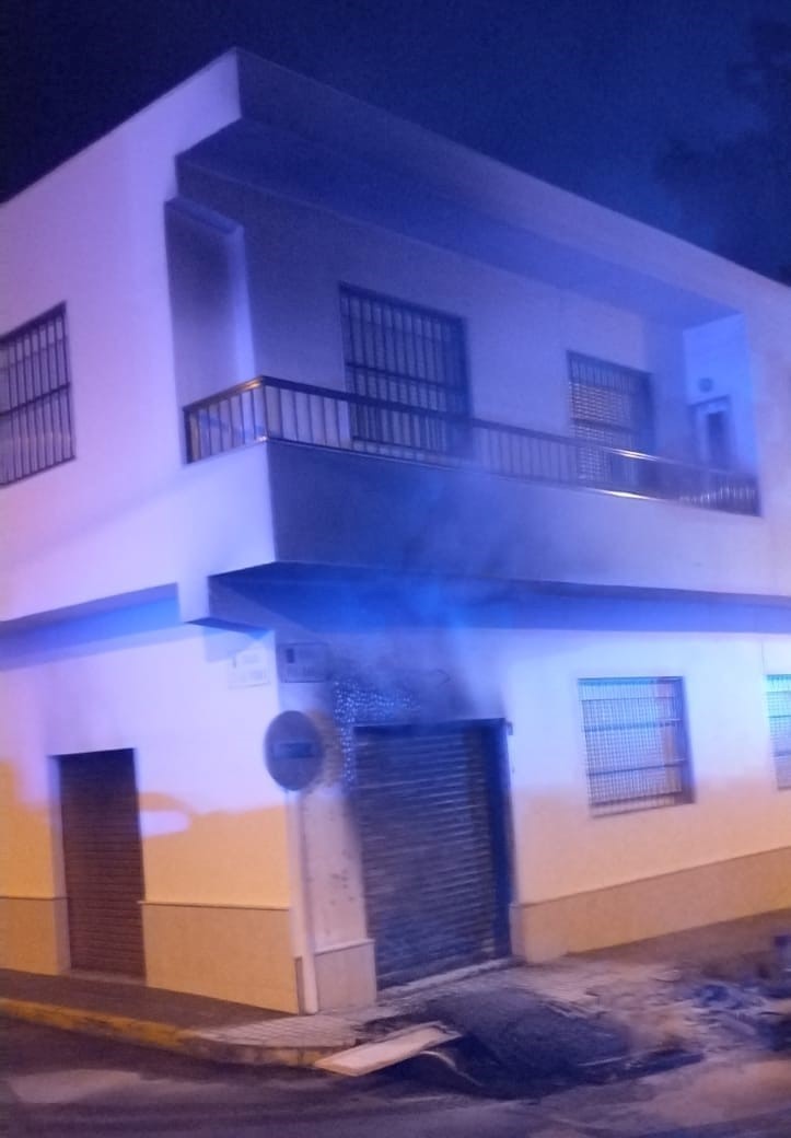 Vecinos de La Loma ayudan a socorrer a una mujer atrapada en el incendio de su vivienda