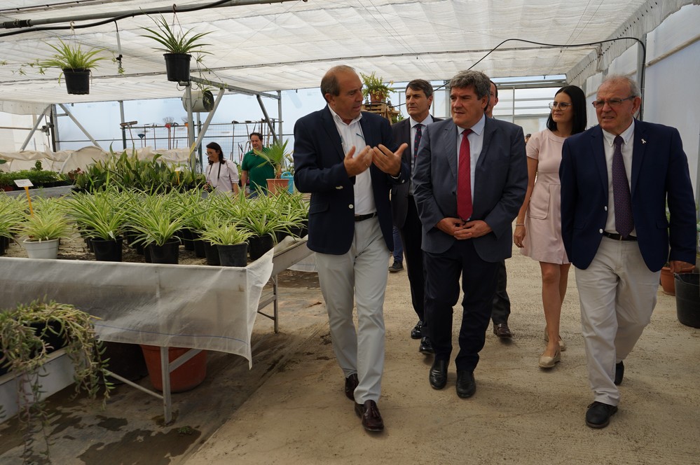 El ministro José Luis Escrivá alaba las políticas de inclusión de Vícar en su visita al municipio