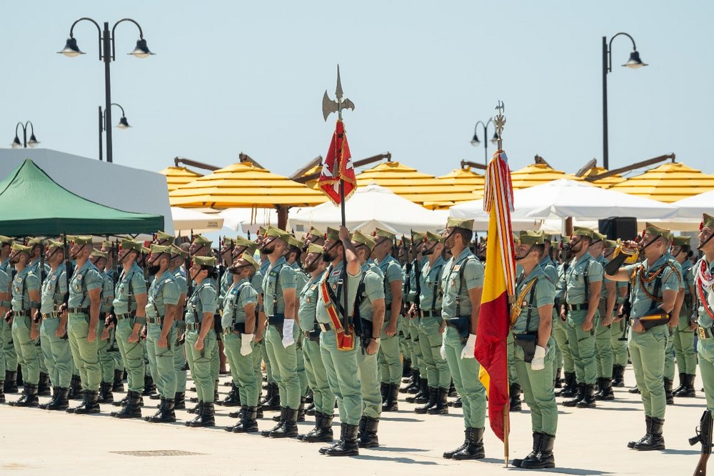 Los ciudadanos de Adra muestran su fidelidad y lealtad a España en la Jura de Bandera