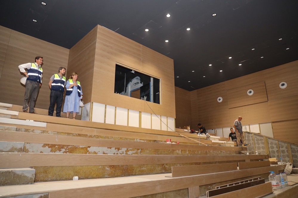 El Teatro Municipal estrenará nuevo panelado y suelo de madera que mejorarán la acústica y la imagen de este espacio