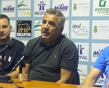 La afición da la espalda a Bouza