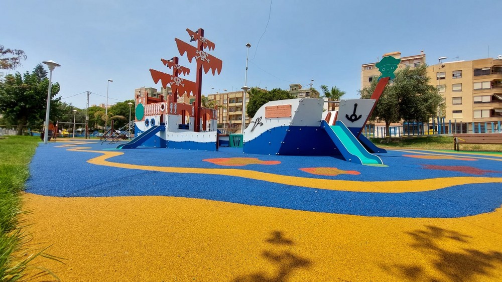 El Parque Picasso reabre tras una actuación integral de renovación del suelo de seguridad