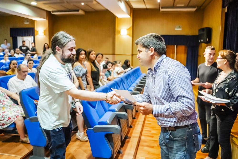 Roquetas de Mar entrega 161 diplomas a los jóvenes que han participado en el plan de empleo del Ayuntamiento