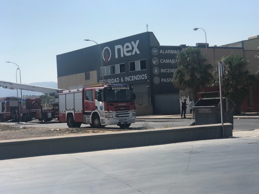 Ningún herido en el incendio de una nave industrial en La Aldeílla