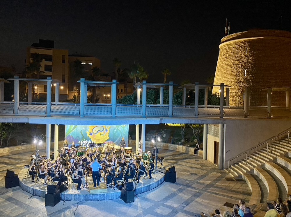 El concierto de la Banda de la Unión Musical Roquetas de Mar pone en marcha el programa ‘A pie de calle’