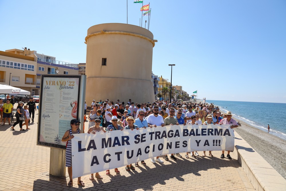 Balerma se manifiesta para defender su litoral, a pesar del anuncio de nuevas actuaciones
