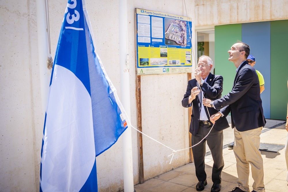 El puerto de Roquetas de Mar luce la bandera azul que premia la calidad de sus instalaciones