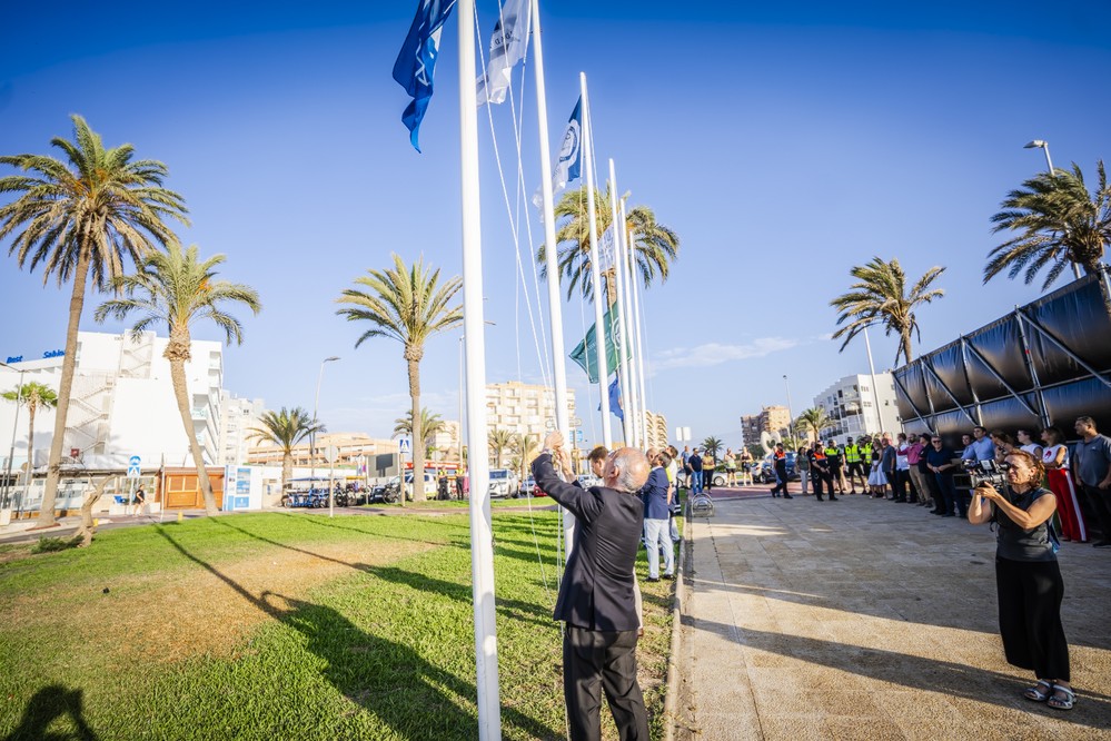  Ya ondean en las playas de Roquetas de Mar todas las banderas que garantizan la excepcional calidad de su litoral