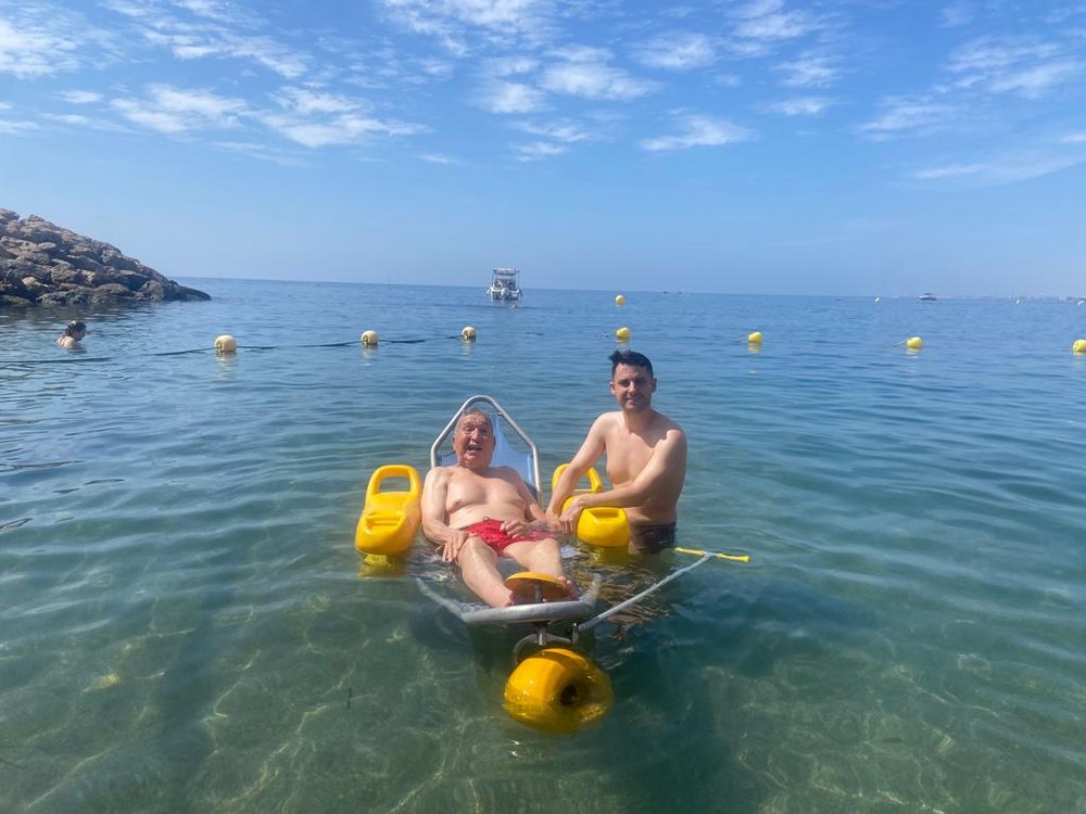 Los mayores del Centro de Estancias Diurnas disfrutan de la playa