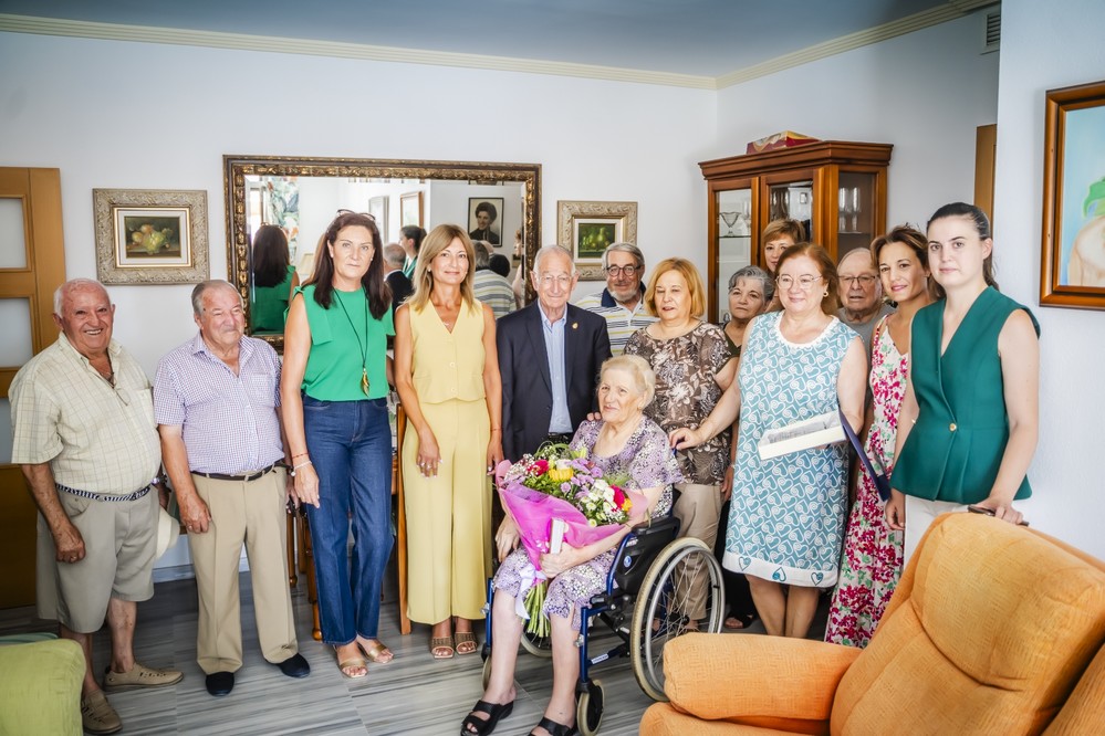 Amat entrega una distinción a Rosa María González Escudero, vecina de mayor edad de la Asociación de Las Marinas
