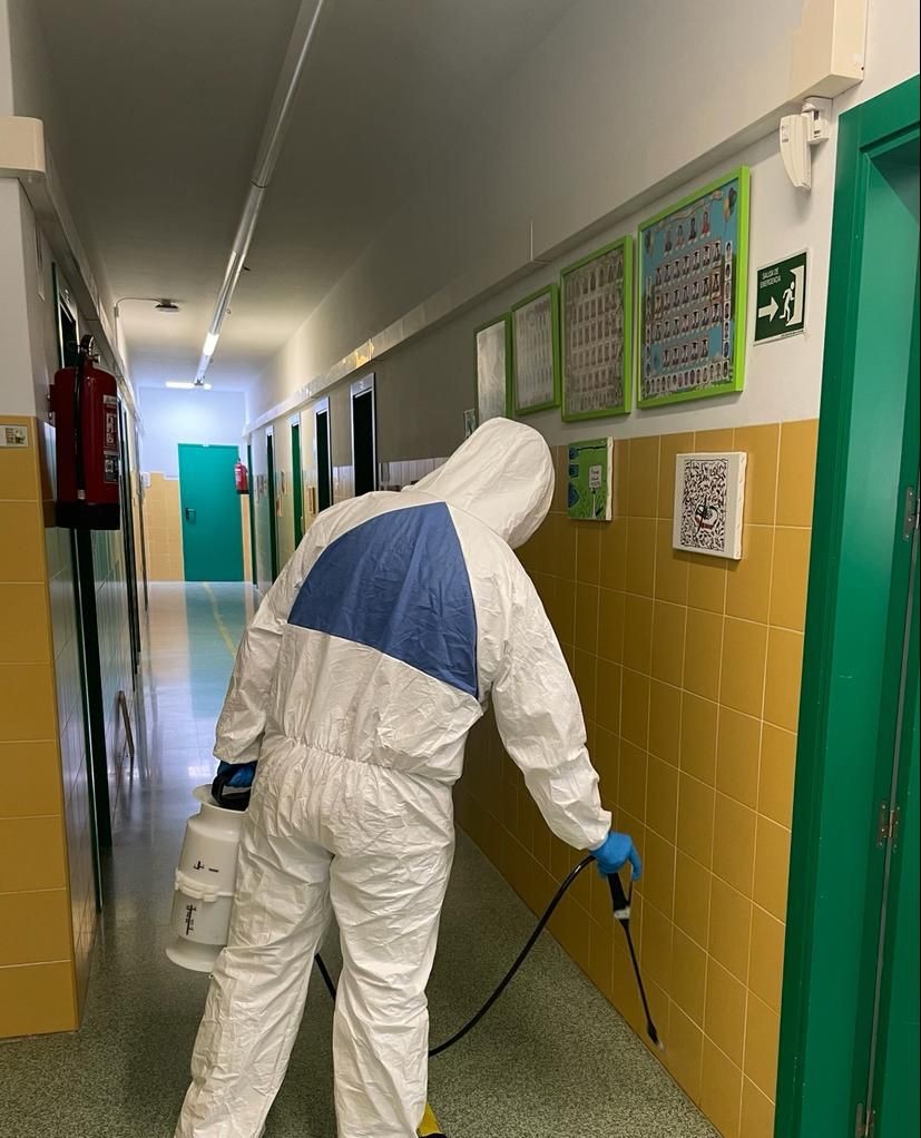 La Campaña de Saneamiento Municipal D+D+D intensifica sus trabajos en todos los centros educativos de Vícar