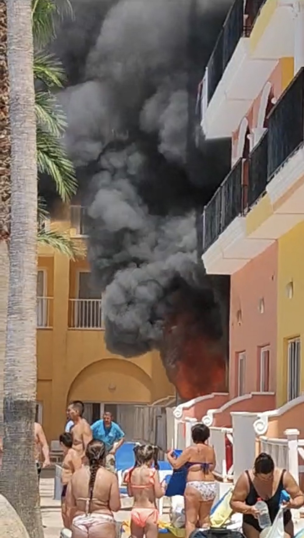 Bomberos del Poniente sofocan un incendio en el Hotel Mediterráneo Bay & Resort de Roquetas de Mar
