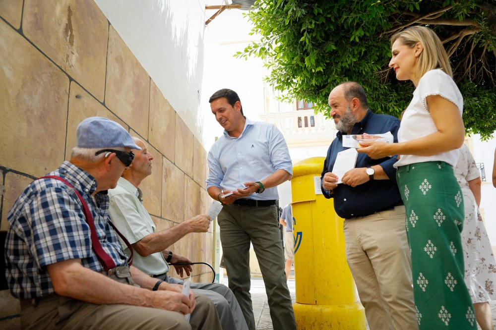 El presidente de la Diputación y Maribel Torregosa visitan Dalías