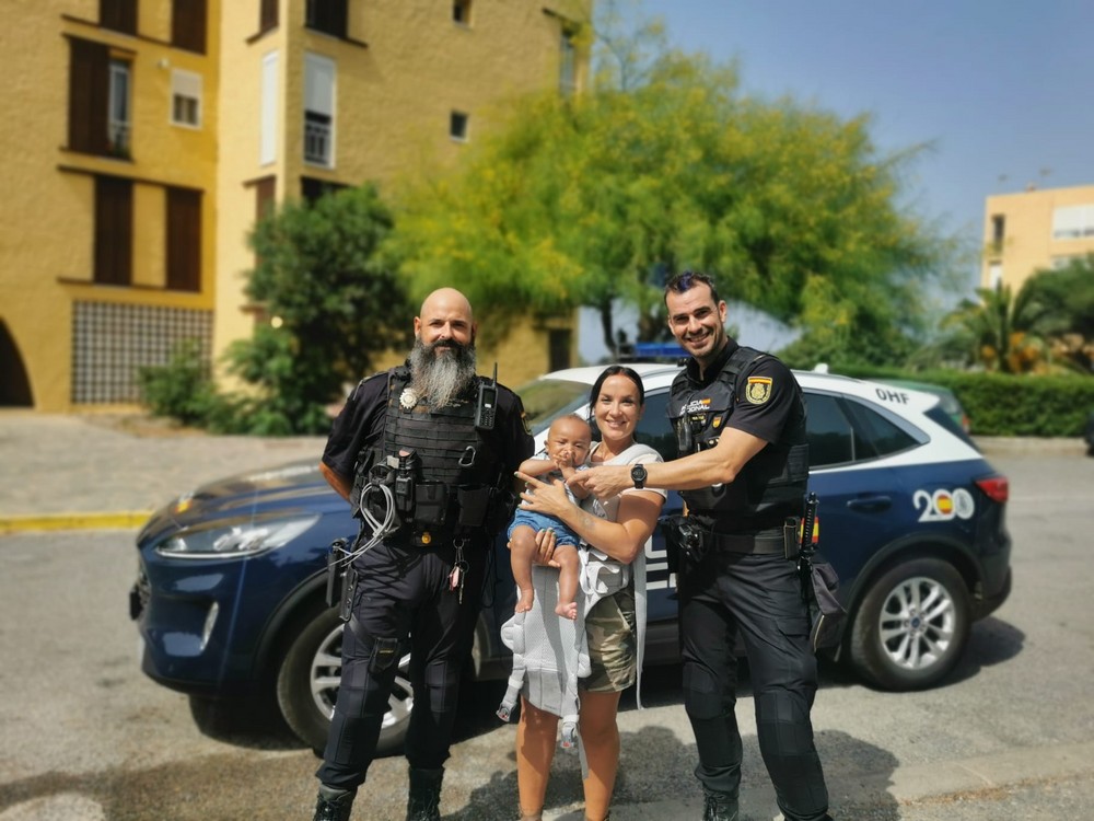 La Policía Nacional rescata a un bebé encerrado en un coche en plena ola de calor en El Ejido