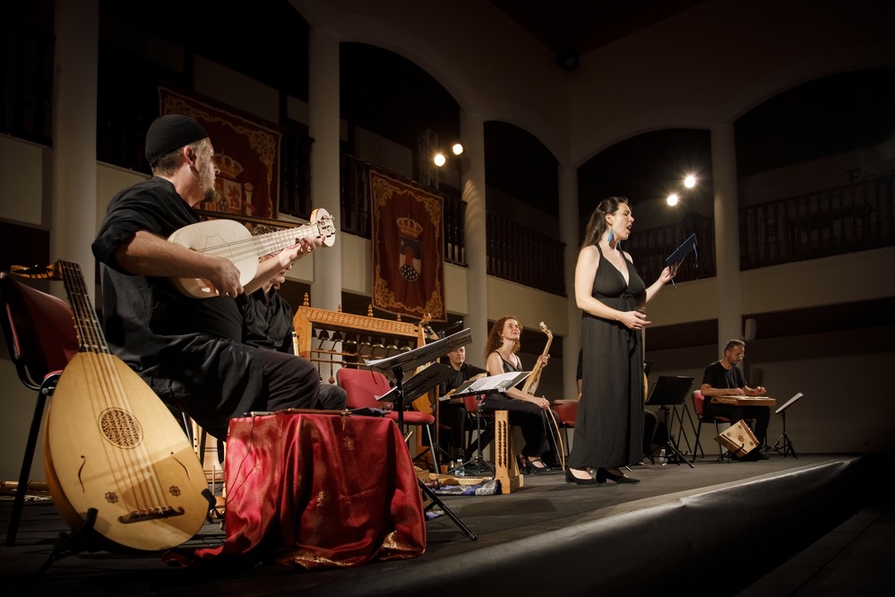 Ensemble Alfonsí llena el castillo de Santa Ana de sonoridad medieval con genuinos instrumentos del siglo XIII