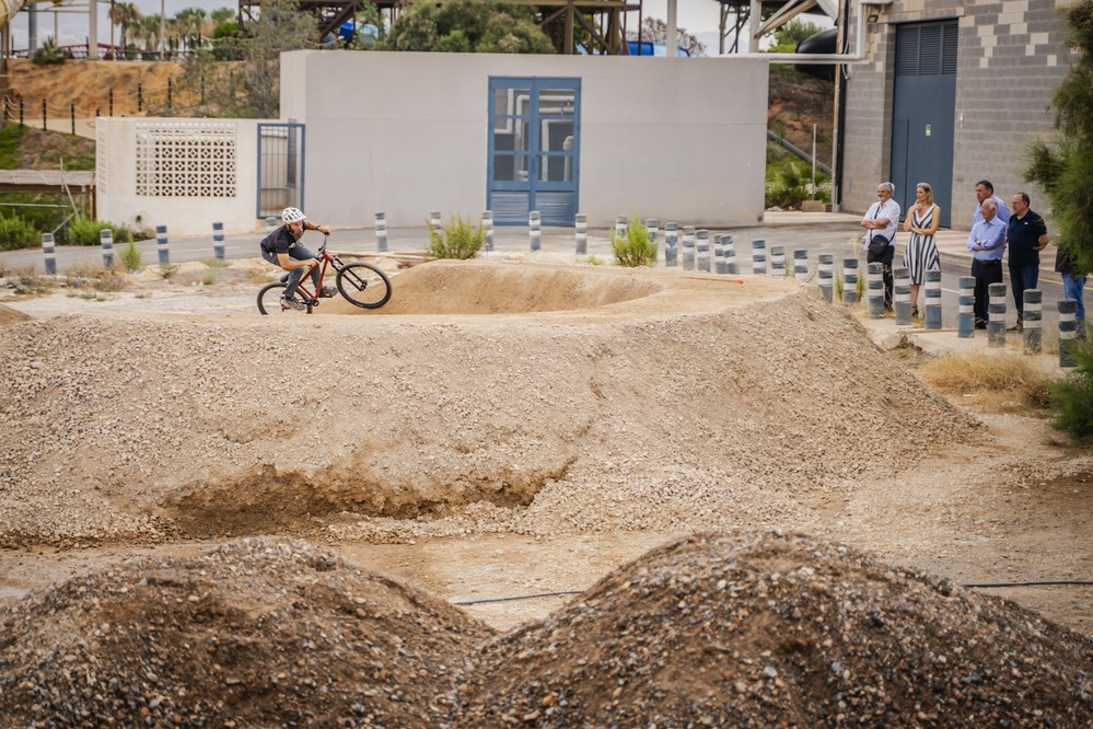 Gabriel Amat visita el futuro pumptrack de Roquetas de Mar, que será de los más largos de España