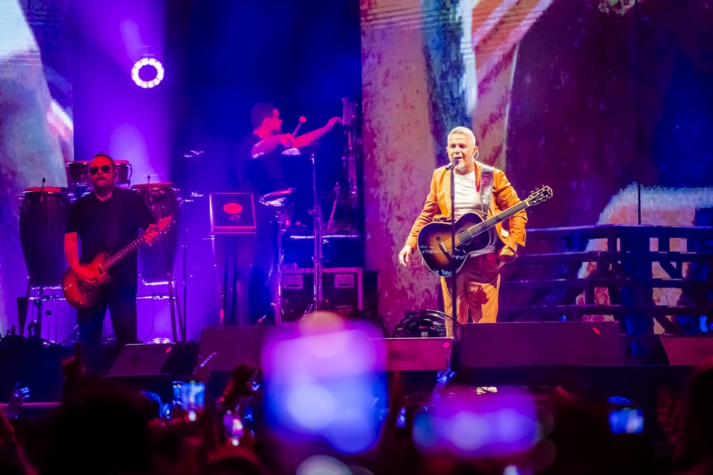 Alejandro Sanz lleva la emoción al público durante más de dos horas en su concierto en Roquetas de Mar