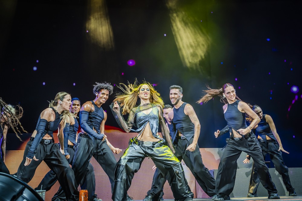 Derroche de fuerza y energía de Tini en un concierto memorable en la Plaza de Toros de Roquetas de Mar