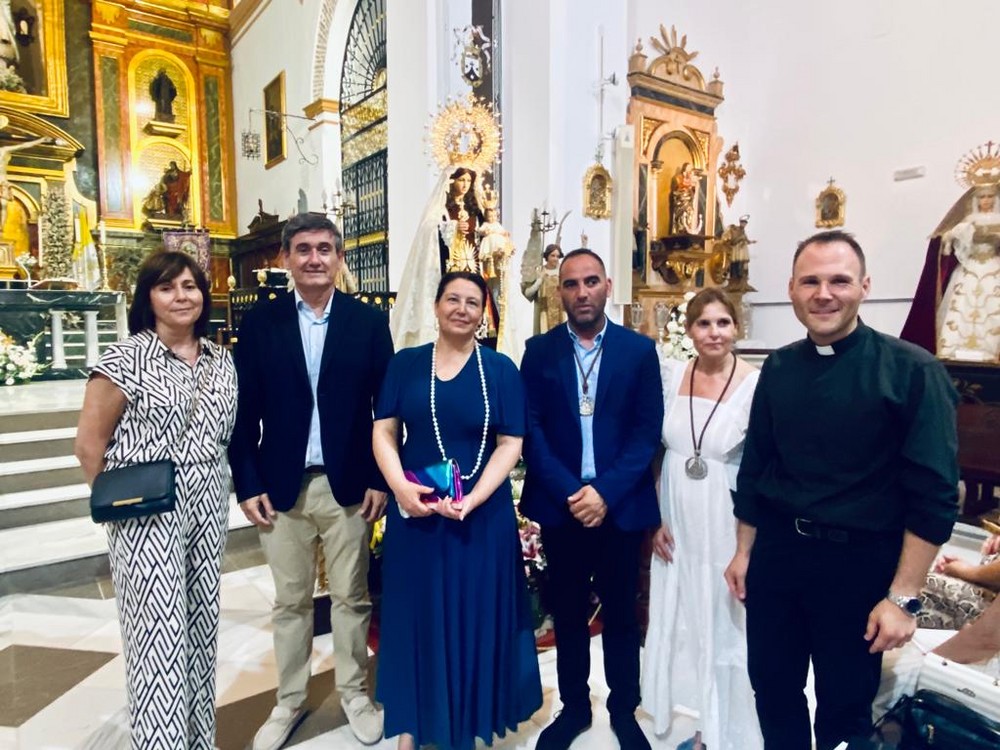 Carmen Crespo participó en la entrega de medallas a los nuevos miembros de la Hermandad que evidencia la devoción de los abderitanos por la patrona de los pescadores de la ciudad