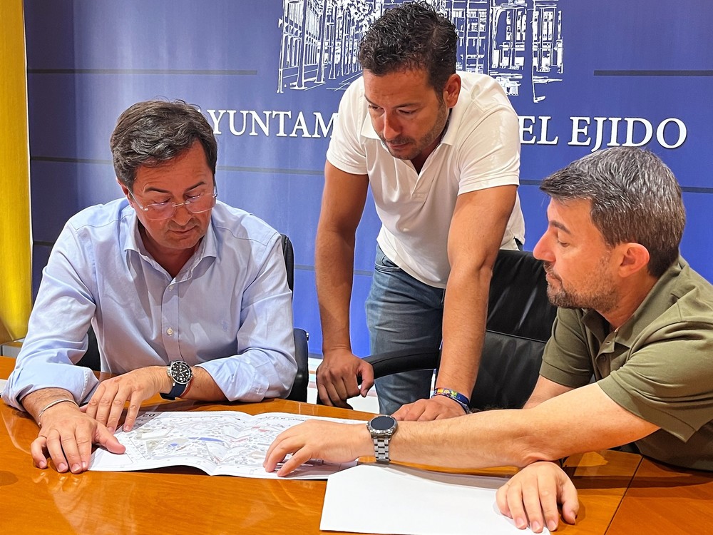 El Ayuntamiento dota de climatizadores, sistemas de ventilación y agua fría a los colegios electorales para la jornada del #23J