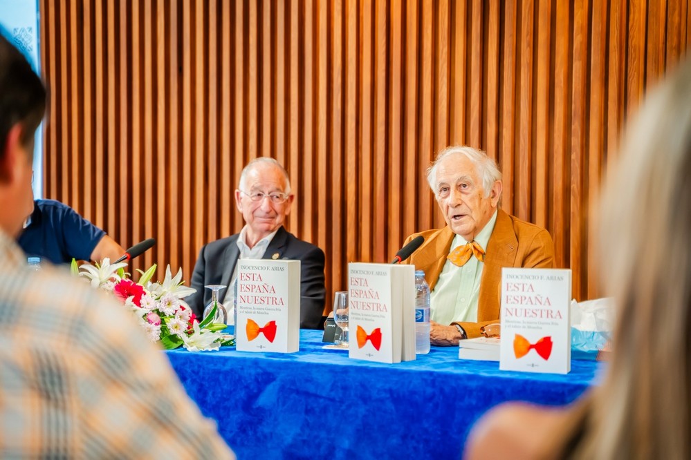 Inocencio Arias presentó su libro 'Esta España nuestra' en el Museo Casa de Anita de Roquetas de Mar