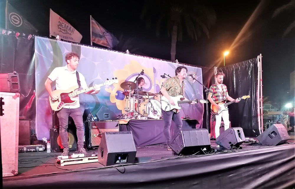 La banda almeriense Loudly ofreció un gran concierto en la Urbanización de Roquetas de Mar