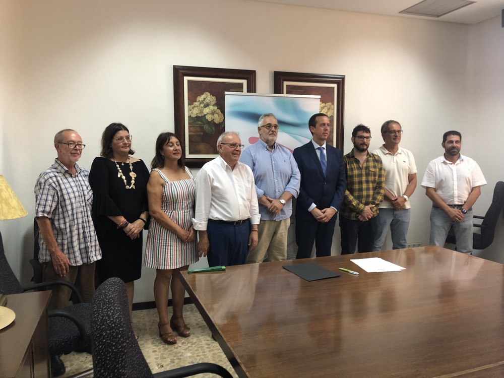 Alcaldes, Diputación y Junta de Andalucía dan la espalda a la Mesa del Ferrocarril y al Corredor del Poniente