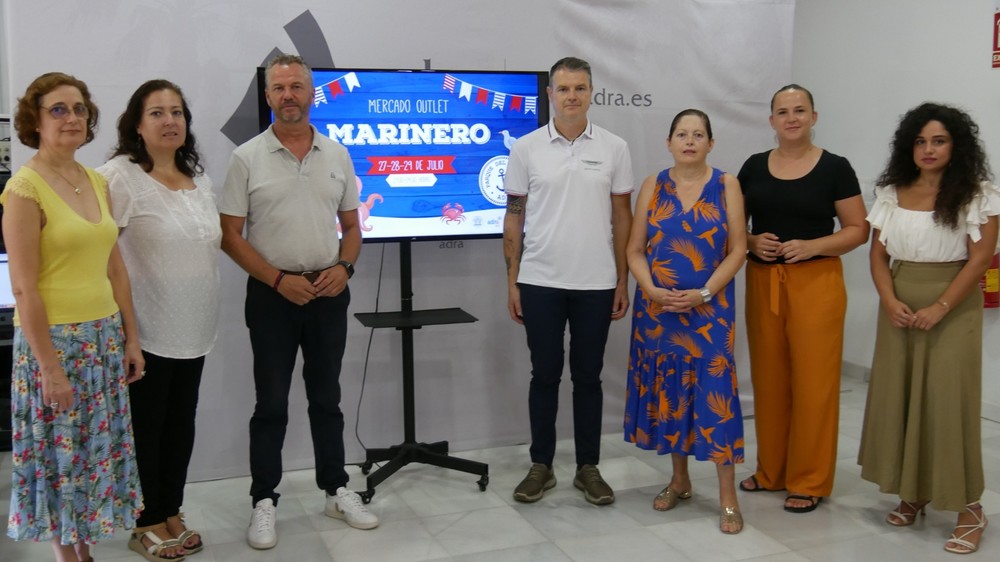 El Parque del Puerto de Adra acoge una nueva edición del Mercado Marinero con productos de primeras marcas
