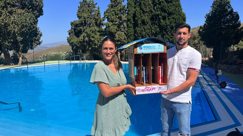 La Biblioteca de Berja acerca la lectura a las piscinas municipales