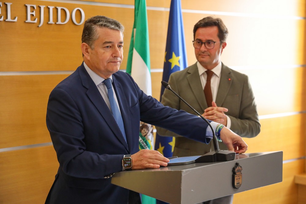El consejero Antonio Sanz participa en una reunión de trabajo sobre la estrategia digital del Ayuntamiento ejidense