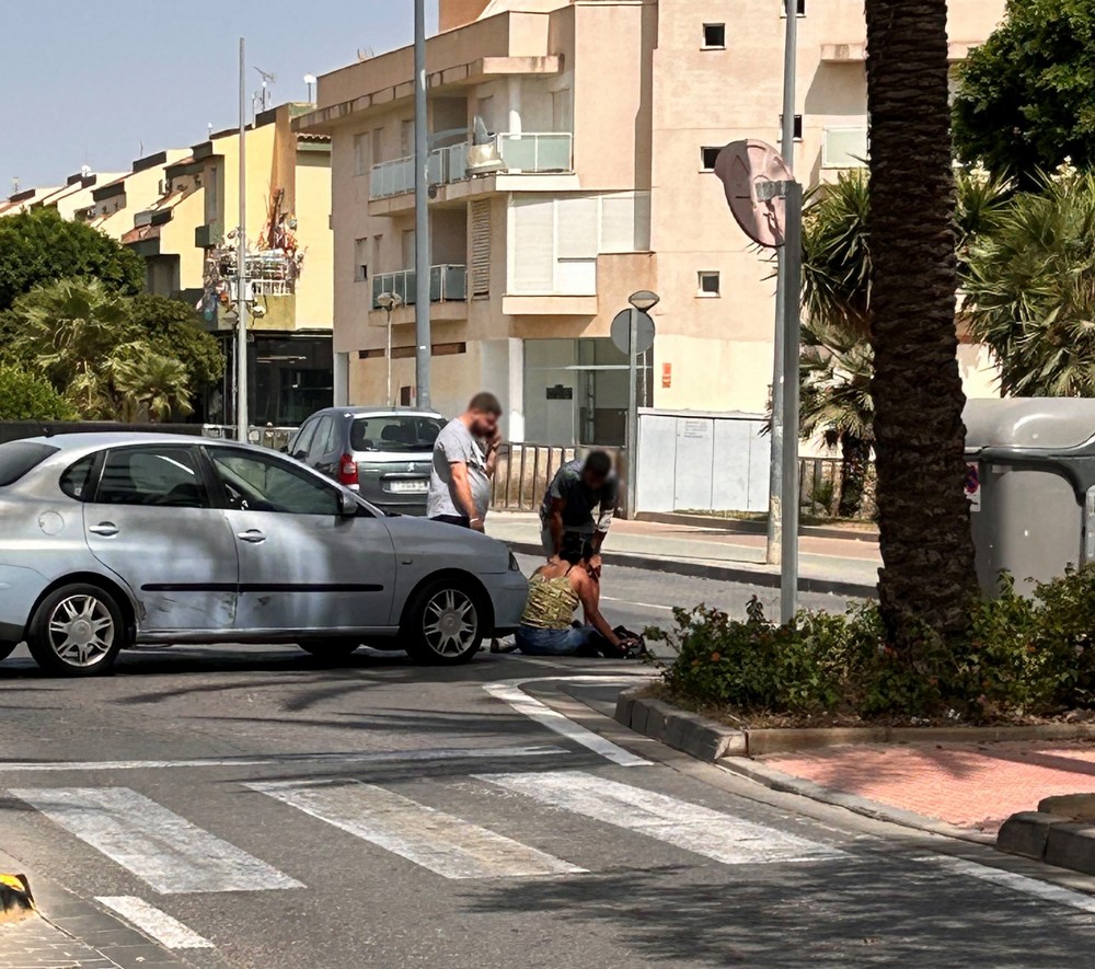 Una herida al chocar en patinete contra un coche en La Aldeílla