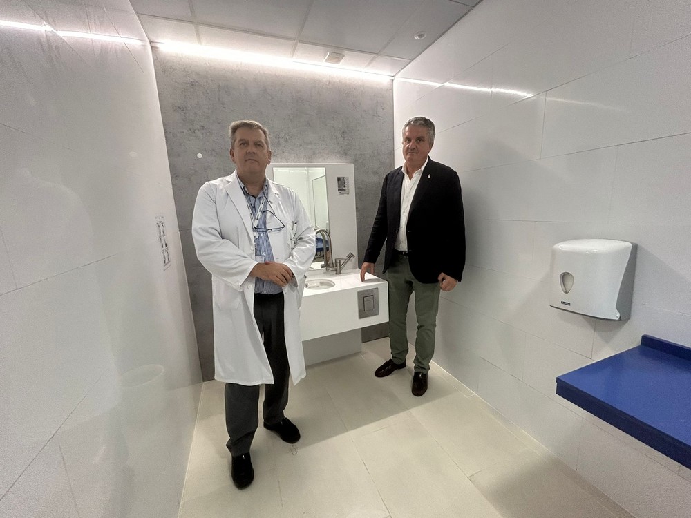 El Hospital Universitario Poniente pone en servicio aseos adaptados para personas ostomizadas