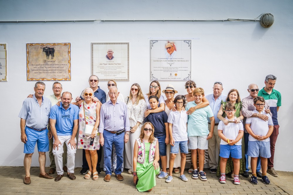 Roquetas homenajea a Adrián Salmerón, expresidente del Coso Salinero