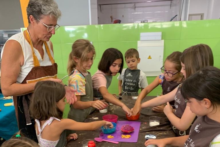 Gran participación en los primeros talleres de Cocina de Verano para niños y niñas de Adra